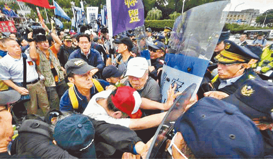 ■民眾上街抗議軍改,與警方爆發衝突。
■民眾上街抗議軍改,與警方爆發衝突。