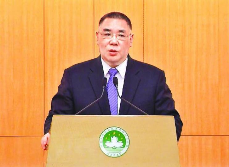 澳門特首 崔世安■施政報告着墨防災措施甚多,但居民認為來得太遲。■五金舖檔主譚女士指現存大量「水浸貨」,損失嚴重。 澳門特首 崔世安■施政報告着墨防災措施甚多,但居民認為來得太遲。■五金舖檔主譚女士指現存大量「水浸貨」,損失嚴重。