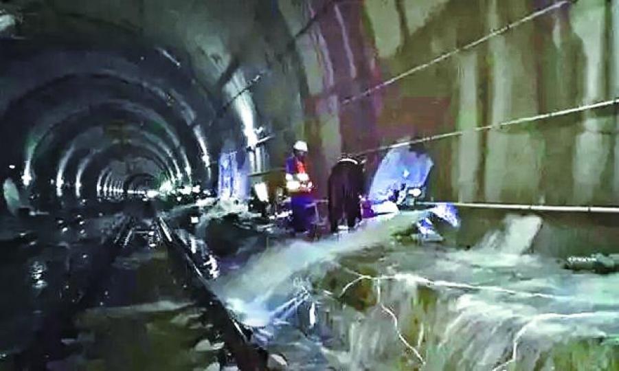 ■通車不到一年的高鐵貴州段,多處隧道被揭偷工減料、嚴重滲水。互聯網■滬昆高鐵湖南段曾揭山寨貨冒充德國進口預埋槽。互聯網 ■通車不到一年的高鐵貴州段,多處隧道被揭偷工減料、嚴重滲水。互聯網■滬昆高鐵湖南段曾揭山寨貨冒充德國進口預埋槽。互聯網