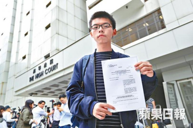 ■黃之鋒昨就禁選規定入稟高院。許頌明攝 ■黃之鋒昨就禁選規定入稟高院。許頌明攝