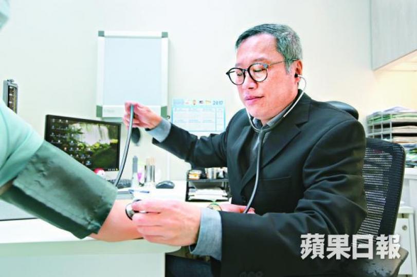 ■醫生鄭志文指,若將高血壓定義收緊,現時高血壓患者的治療或需調整。馬泉崇攝■美國心臟協會收緊高血壓定義,130(收縮壓)/80(舒張壓)mmHg已為高血壓。設計圖片 ■醫生鄭志文指,若將高血壓定義收緊,現時高血壓患者的治療或需調整。馬泉崇攝■美國心臟協會收緊高血壓定義,130(收縮壓)/80(舒張壓)mmHg已為高血壓。設計圖片