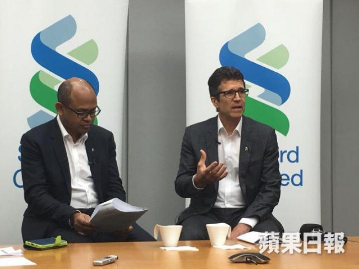 ■渣打首席資訊總監Michael Gorriz(右)指,該行於印度已經試行即時網上開戶服務。 ■渣打首席資訊總監Michael Gorriz(右)指,該行於印度已經試行即時網上開戶服務。