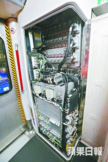 ■荃灣綫部份列車兩邊車頭位置加裝新信號系統作測試。王子俊攝■新信號系統將全面採取無線電傳訊。 ■荃灣綫部份列車兩邊車頭位置加裝新信號系統作測試。王子俊攝■新信號系統將全面採取無線電傳訊。