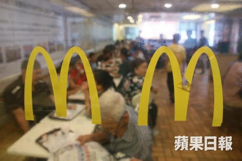 ■麥當勞被指在早餐及午餐時段,每天派發近49萬件即棄塑膠餐具。資料圖片 ■麥當勞被指在早餐及午餐時段,每天派發近49萬件即棄塑膠餐具。資料圖片