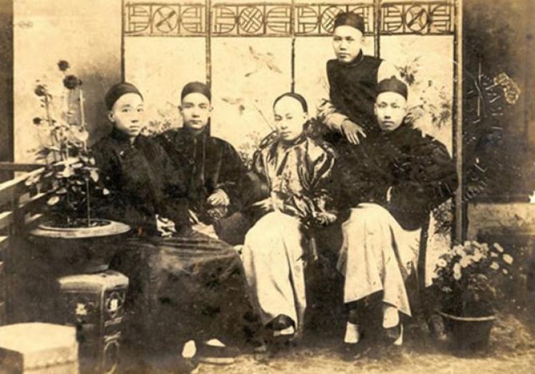 孫中山(左二)是華人西醫書院第一屆畢業生。(網上圖片)王寵益於1908年自華人西醫書院畢業,赴英深造後回港,當上香港大學首位華人教授。(網上圖片)雅麗氏利濟醫院舊貌(網上圖片)雅麗氏醫院及附設香港西醫書院現址,位於荷李活道77-81號。(彭志行攝)何屈志淑醫生退休後投身本地醫學史研究,著書介紹華人西醫書院六十位畢業生的故事。她現為香港醫學博物館學會教育研究委員會主席。(黃文邦攝) 孫中山(左二)是華人西醫書院第一屆畢業生。(網上圖片)王寵益於1908年自華人西醫書院畢業,赴英深造後回港,當上香港大學首位華人教授。(網上圖片)雅麗氏利濟醫院舊貌(網上圖片)雅麗氏醫院及附設香港西醫書院現址,位於荷李活道77-81號。(彭志行攝)何屈志淑醫生退休後投身本地醫學史研究,著書介紹華人西醫書院六十位畢業生的故事。她現為香港醫學博物館學會教育研究委員會主席。(黃文邦攝)