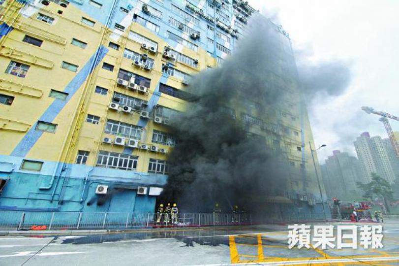 ■起火車房冒出大量濃煙。■車房內有名車被熏黑。 ■起火車房冒出大量濃煙。■車房內有名車被熏黑。