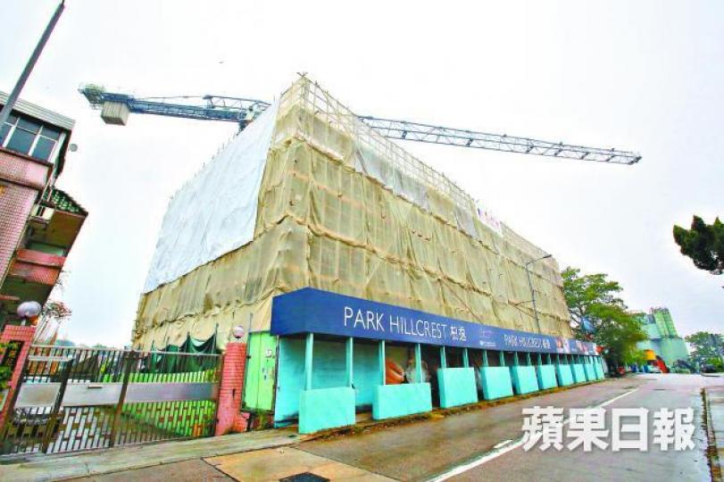 ■元朗新盤柏逸位置隔涉,但首批平均呎價仍達1.2萬元。黃耀興攝 ■元朗新盤柏逸位置隔涉,但首批平均呎價仍達1.2萬元。黃耀興攝