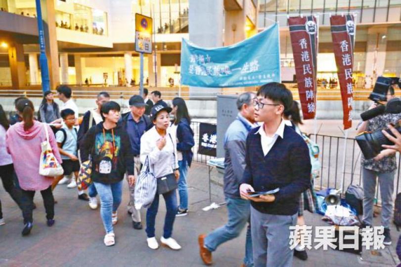 ■有組織昨動員學生設街站及派發傳單宣揚港獨。江俊豪攝
■有組織昨動員學生設街站及派發傳單宣揚港獨。江俊豪攝