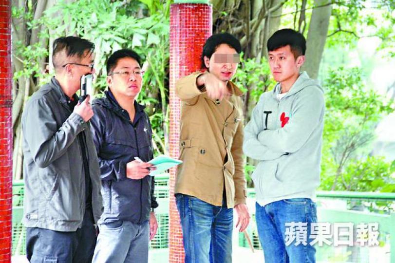 ■案發時成功逃脫的男子(右二)昨由探員帶返現場調查。劉永明攝■大批巴基斯坦人昨午到兇案現場憑弔。 ■案發時成功逃脫的男子(右二)昨由探員帶返現場調查。劉永明攝■大批巴基斯坦人昨午到兇案現場憑弔。