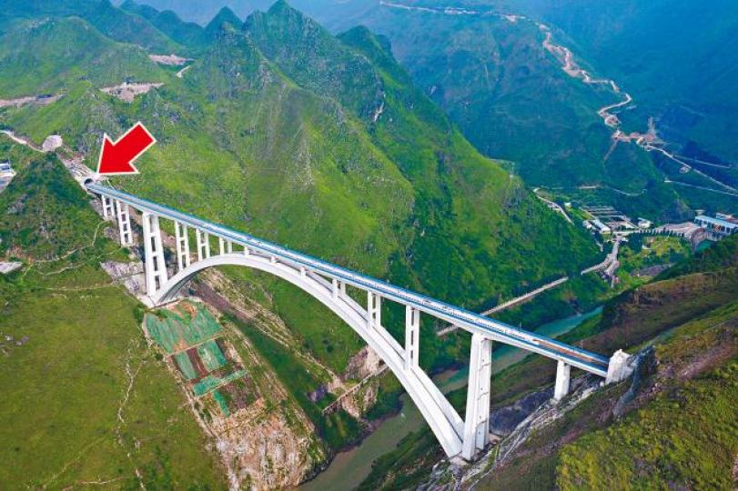 ■滬昆高鐵貴州段的北盤江特大橋因隧道(箭嘴示)滲水問題,高鐵駛經時限速通過。互聯網 ■滬昆高鐵貴州段的北盤江特大橋因隧道(箭嘴示)滲水問題,高鐵駛經時限速通過。互聯網