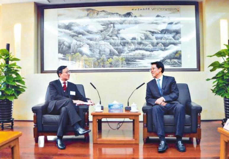 ■大律師公會主席林定國(左)昨在北京與港澳辦主任張曉明會面。港澳辦網站圖片李飛 ■大律師公會主席林定國(左)昨在北京與港澳辦主任張曉明會面。港澳辦網站圖片李飛
