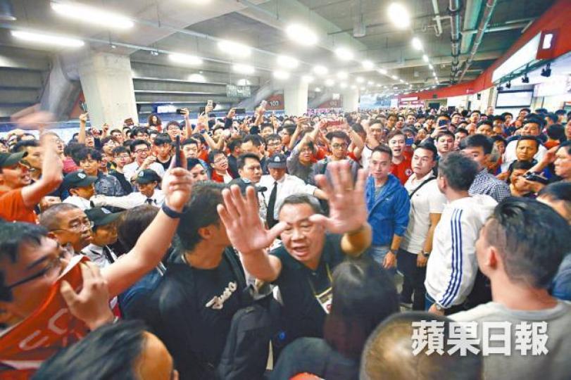 ■有球迷不滿記者採訪,便衣警員及球場保安隔開雙方。黎樹雄攝 ■有球迷不滿記者採訪,便衣警員及球場保安隔開雙方。黎樹雄攝