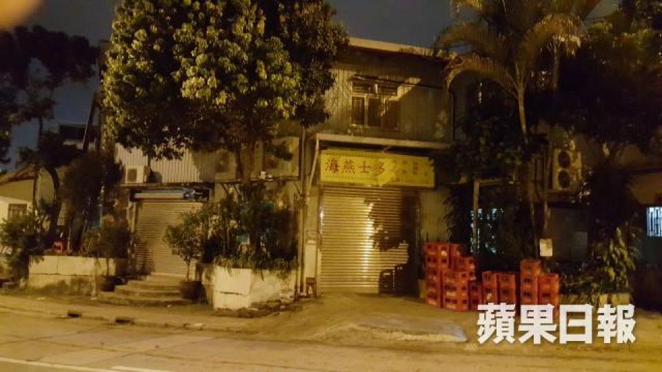 ■記者晚上6時許抵達柏逸地盤外,四周無商舖營業,路口士多已落閘休息。陳東陽攝 ■記者晚上6時許抵達柏逸地盤外,四周無商舖營業,路口士多已落閘休息。陳東陽攝