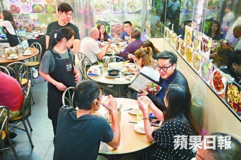 ■香港人工作忙碌無時間煮飯,很多時會外出解決三餐。 ■香港人工作忙碌無時間煮飯,很多時會外出解決三餐。