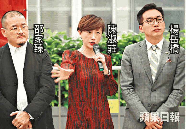 ■一地兩檢關注組昨晚在立會外集會,召集人陳淑莊斥政府未解答一地兩檢的疑問。 ■一地兩檢關注組昨晚在立會外集會,召集人陳淑莊斥政府未解答一地兩檢的疑問。