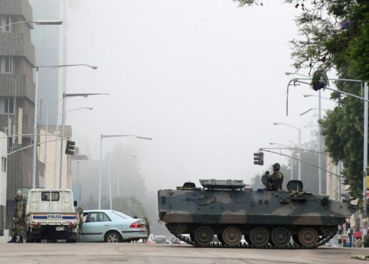 ■津巴布韋首都哈拉雷昨被軍方控制,市內十字路口有裝甲運兵車駐守,士兵指揮交通。路透社■哈拉雷通往穆加貝辦公室的道路,有武裝士兵把守。美聯社 ■津巴布韋首都哈拉雷昨被軍方控制,市內十字路口有裝甲運兵車駐守,士兵指揮交通。路透社■哈拉雷通往穆加貝辦公室的道路,有武裝士兵把守。美聯社