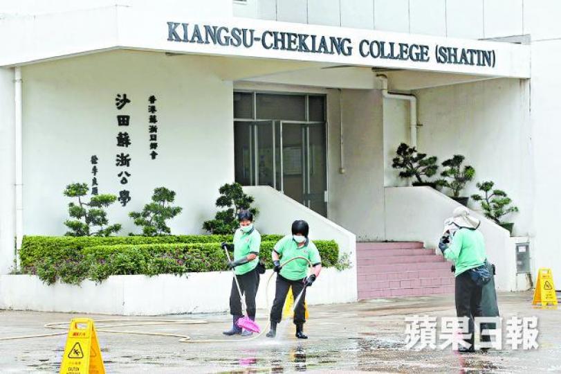 ■蘇浙公學位於禾輋邨內,房署昨派人在校外清洗消毒。 ■蘇浙公學位於禾輋邨內,房署昨派人在校外清洗消毒。