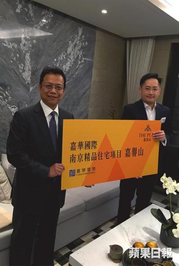 ■林鋈鎏(左)表示,嘉華集團會繼續補充內地土儲;旁為楊景輝。
■林鋈鎏(左)表示,嘉華集團會繼續補充內地土儲;旁為楊景輝。