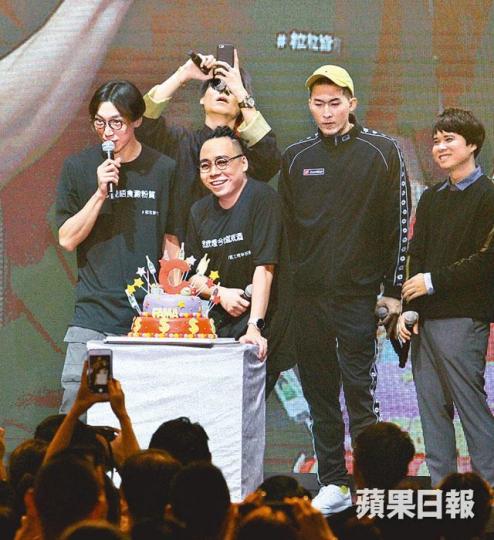 ■農夫前晚舉行尾場演唱會時,順道為下星期生日的C君(左二)慶祝。
■農夫前晚舉行尾場演唱會時,順道為下星期生日的C君(左二)慶祝。