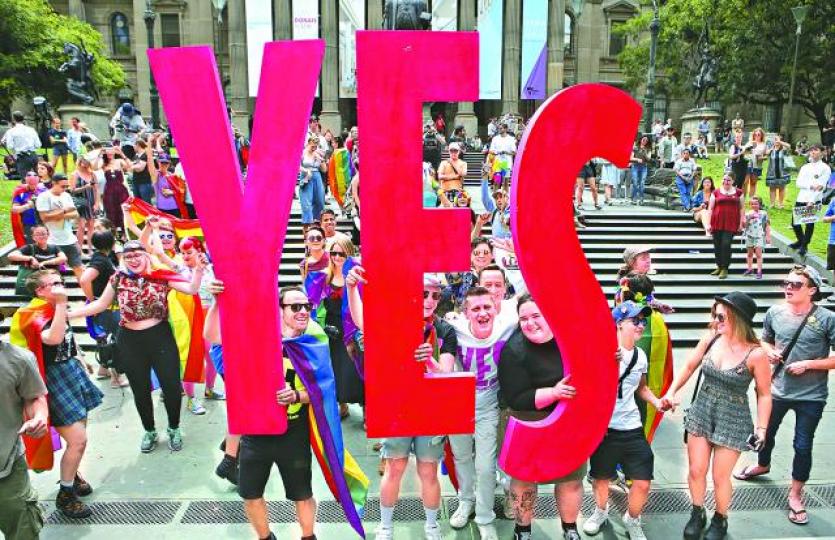 ■民眾在墨爾本的維多利亞國家圖書館外高舉「YES」標語慶祝。美聯社 ■民眾在墨爾本的維多利亞國家圖書館外高舉「YES」標語慶祝。美聯社