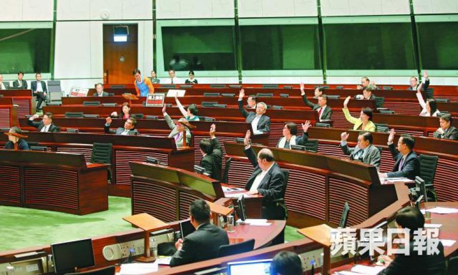 ■建制派昨為港府護航,成功為一地兩檢「三步走」開路。 馬泉崇攝 ■建制派昨為港府護航,成功為一地兩檢「三步走」開路。 馬泉崇攝