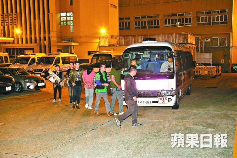 ■牛頭角道日前發生南亞黑幫廝殺案,警方昨再拘4名男子。
■牛頭角道日前發生南亞黑幫廝殺案,警方昨再拘4名男子。