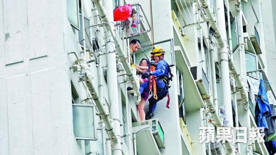 ■女戶主不滿房署人員上門收樓,攀出窗外危站,消防員縋繩而下救人。
■女戶主不滿房署人員上門收樓,攀出窗外危站,消防員縋繩而下救人。