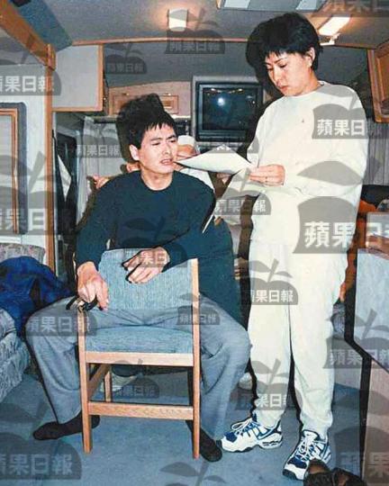 ■發嫂婚後幫發哥做經理人打點其演藝工作。版權所有.嚴禁盜用■發嫂表示着裙是18歲後的事,陪發哥出席活動時亦有穿着。資料圖片■作為發哥太太,發嫂貼心照顧,連買日用品都親力親為。■發嫂(右)打工時與同事合照。版權所有.嚴禁盜用 ■發嫂婚後幫發哥做經理人打點其演藝工作。版權所有.嚴禁盜用■發嫂表示着裙是18歲後的事,陪發哥出席活動時亦有穿着。資料圖片■作為發哥太太,發嫂貼心照顧,連買日用品都親力親為。■發嫂(右)打工時與同事合照。版權所有.嚴禁盜用