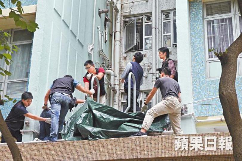 【男死者】■斬殺同居女友的男事主行兇後跳樓倒斃簷篷,探員到場蒐證。溫瑞麟攝■警方於現場撿獲12吋長染血兇刀。 【男死者】■斬殺同居女友的男事主行兇後跳樓倒斃簷篷,探員到場蒐證。溫瑞麟攝■警方於現場撿獲12吋長染血兇刀。