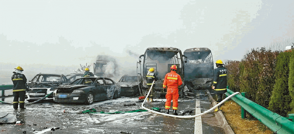 ■車禍現場多輛車起火,消防人員隨即灑水撲火,多部車被燒剩車架。■安徽串燒車禍中的死者被蓋上白布,等候運走。■連環車禍發生後濃煙瀰漫,不少司機倉皇逃生。■當地記者在現場開心自拍,遭網民批評。 ■車禍現場多輛車起火,消防人員隨即灑水撲火,多部車被燒剩車架。■安徽串燒車禍中的死者被蓋上白布,等候運走。■連環車禍發生後濃煙瀰漫,不少司機倉皇逃生。■當地記者在現場開心自拍,遭網民批評。