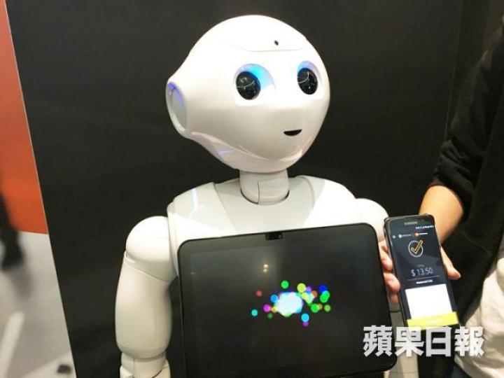 ■ Pepper唔單止識落單,仲識答問題。■透過AR技術,只要用手機鏡頭掃描一下就可以模擬擺傢俬。 ■ Pepper唔單止識落單,仲識答問題。■透過AR技術,只要用手機鏡頭掃描一下就可以模擬擺傢俬。