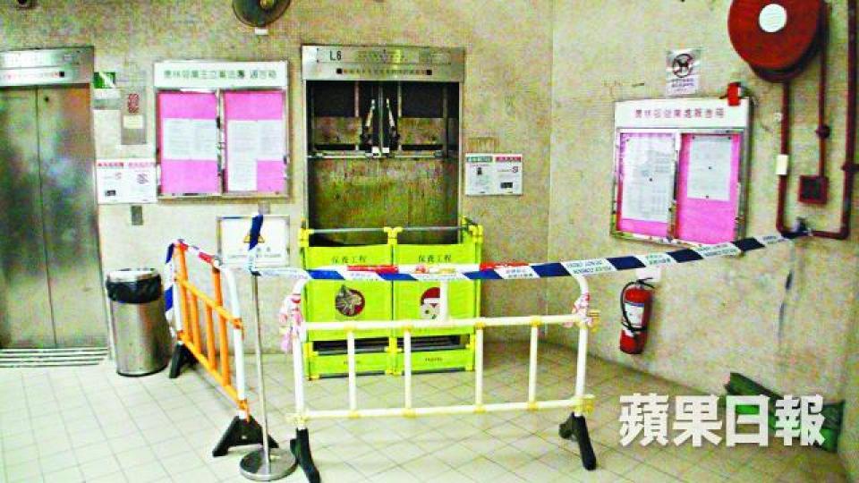 ■肇事升降機事後被圍封,待機電署調查。簡明恩攝 ■肇事升降機事後被圍封,待機電署調查。簡明恩攝