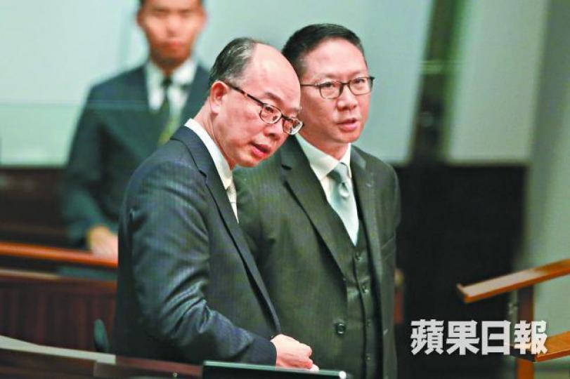 ■陳帆(左)拒解釋一地兩檢必須條件是保障國家安全,袁國強亦避談問題。 ■陳帆(左)拒解釋一地兩檢必須條件是保障國家安全,袁國強亦避談問題。
