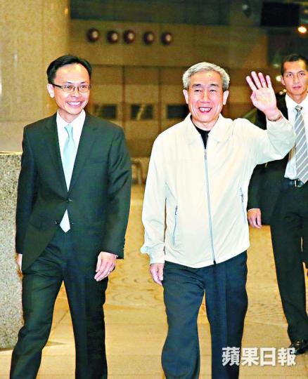 ■李飛(右)昨晚抵港,政制及內地事務局長聶德權(左)在酒店門外迎接。黎樹雄攝
■李飛(右)昨晚抵港,政制及內地事務局長聶德權(左)在酒店門外迎接。黎樹雄攝