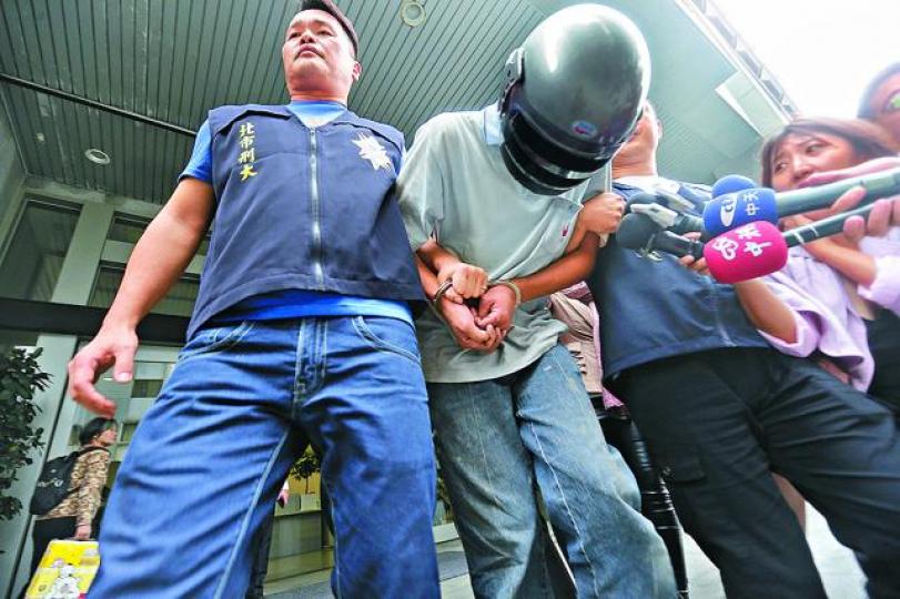 ■姓黃水電工人被移送法辦。台灣《蘋果日報》■閉路電視拍下黃男走入案發大樓,並與看更打招呼。台灣《蘋果日報》 ■姓黃水電工人被移送法辦。台灣《蘋果日報》■閉路電視拍下黃男走入案發大樓,並與看更打招呼。台灣《蘋果日報》
