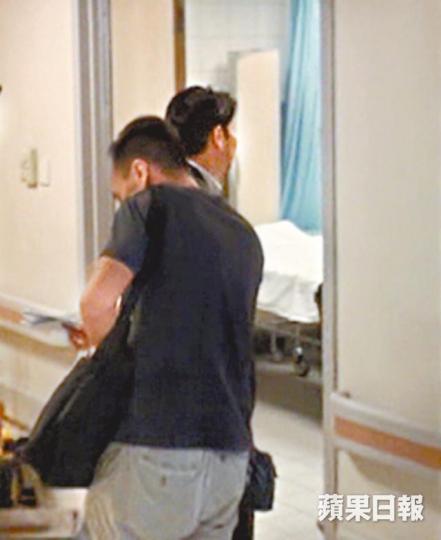 【女死者】■案發後探員到醫院查看被白布覆蓋的女死者遺體。簡明恩攝 【女死者】■案發後探員到醫院查看被白布覆蓋的女死者遺體。簡明恩攝
