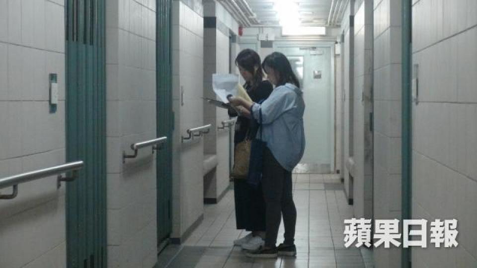■國際社會服務社昨晚派出社工到富盈樓向居民派發單張,並登上事發樓層探望居民。 ■國際社會服務社昨晚派出社工到富盈樓向居民派發單張,並登上事發樓層探望居民。