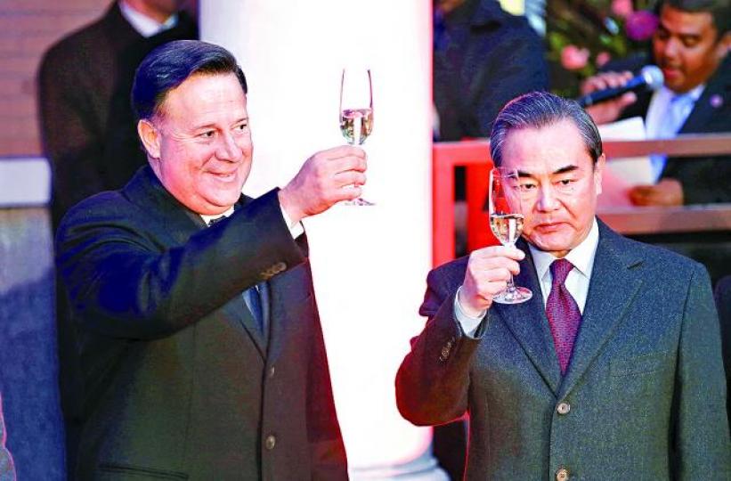 ■巴拿馬總統巴雷拉(左)與王毅出席使館開幕儀式。 美聯社 ■巴拿馬總統巴雷拉(左)與王毅出席使館開幕儀式。 美聯社
