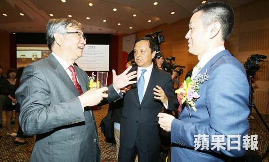 ■袁天凡(左)同李小加(中)手勢好夾。李潤芳攝 ■袁天凡(左)同李小加(中)手勢好夾。李潤芳攝
