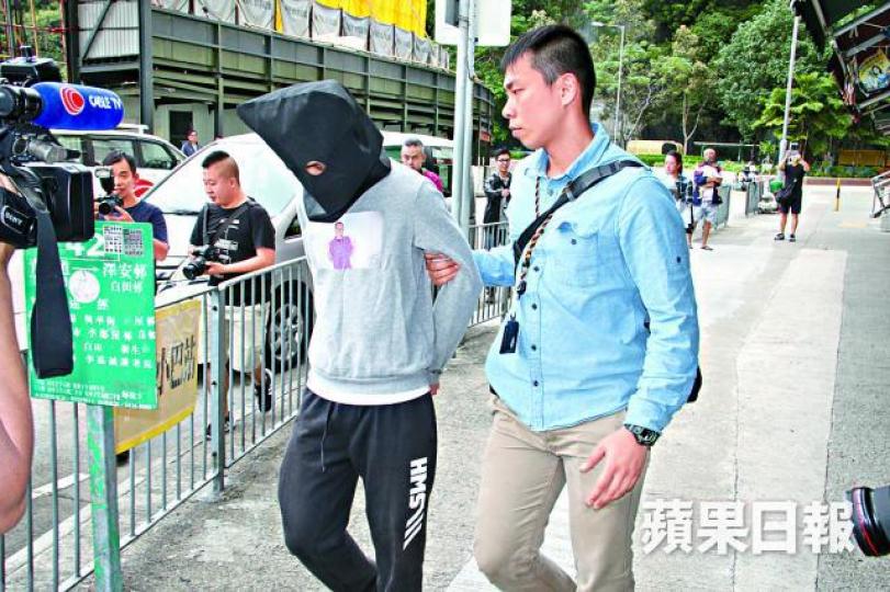■其中一名疑犯被蒙頭押返白田邨住所調查。劉永明攝■韓國男子組合EXO今年2月在港舉行演唱會,掀起撲飛潮。資料圖片 ■其中一名疑犯被蒙頭押返白田邨住所調查。劉永明攝■韓國男子組合EXO今年2月在港舉行演唱會,掀起撲飛潮。資料圖片