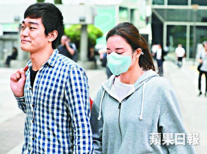 ■被告伍寧頤昨由男友陪同到法院應訊。 ■被告伍寧頤昨由男友陪同到法院應訊。