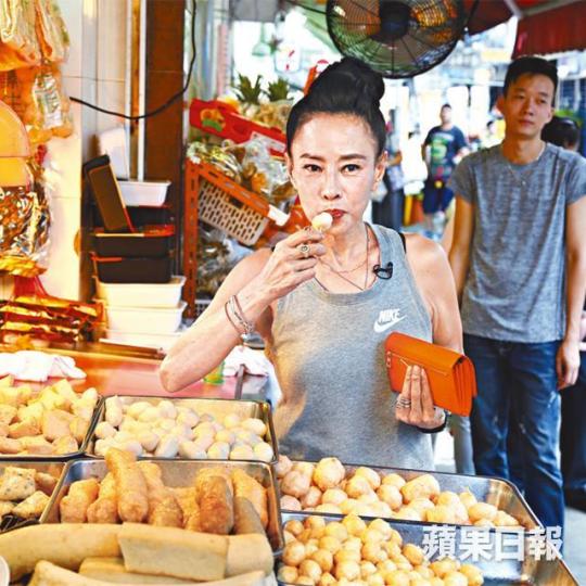 ■發嫂見到最愛的魚蛋,立刻要試食。■發嫂在掃蛋撻時,見到大肚店員即問她幾時生得。■與店員熟稔的發嫂,店中的小朋友也是他的契仔。■發嫂大嘆叉燒蛋飯、咖哩牛腩河等美食。 ■發嫂見到最愛的魚蛋,立刻要試食。■發嫂在掃蛋撻時,見到大肚店員即問她幾時生得。■與店員熟稔的發嫂,店中的小朋友也是他的契仔。■發嫂大嘆叉燒蛋飯、咖哩牛腩河等美食。