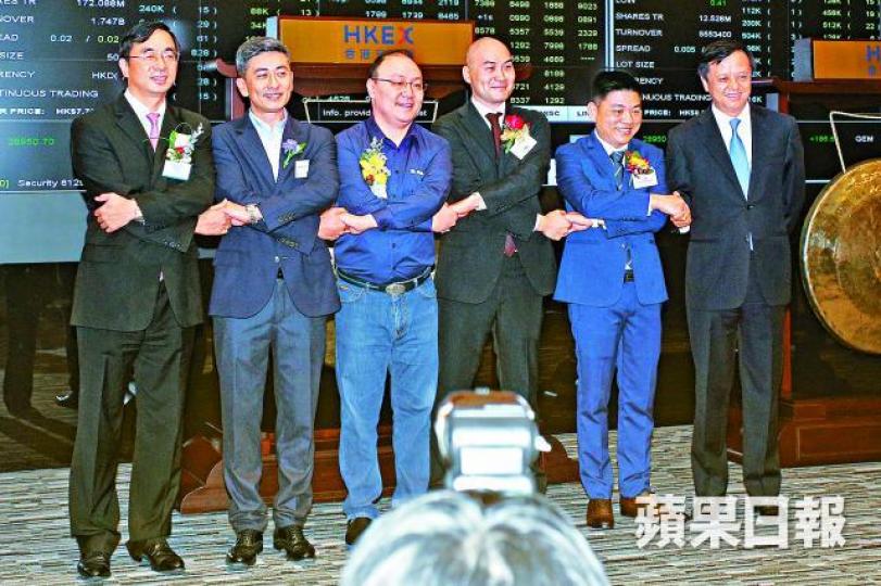 ■昨日五隻新股掛牌,港交所行政總裁李小加(右一)亦有現身到賀。李潤芳攝 ■昨日五隻新股掛牌,港交所行政總裁李小加(右一)亦有現身到賀。李潤芳攝