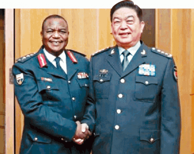 ■津巴布韋國防軍司令奇韋亞上周訪華,跟中共防長常萬全會面。 ■津巴布韋國防軍司令奇韋亞上周訪華,跟中共防長常萬全會面。