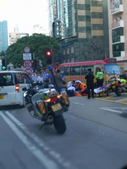 ■小巴撞倒老翁後,數名休班警與途人合力照顧傷者。讀者提供圖片
■小巴撞倒老翁後,數名休班警與途人合力照顧傷者。讀者提供圖片