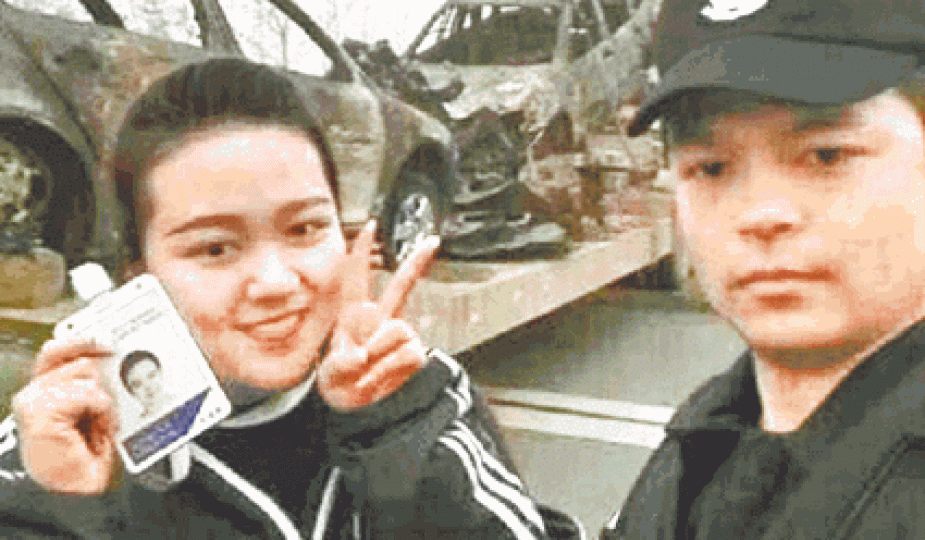 ■女記者在現場拿着證件笑着拍照。 ■女記者在現場拿着證件笑着拍照。