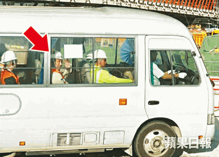 ■李飛(箭嘴示)昨午乘車到西九高鐵地盤視察。 ■李飛(箭嘴示)昨午乘車到西九高鐵地盤視察。