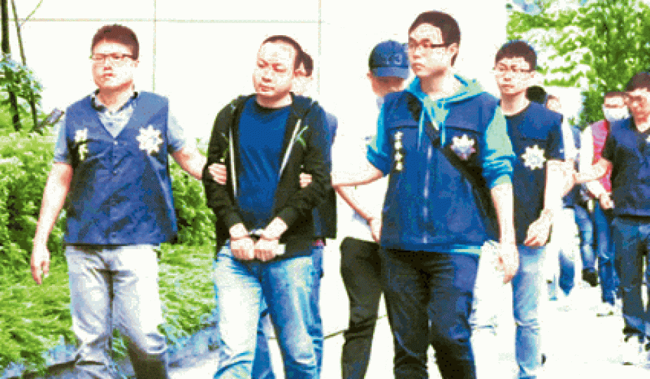 ■警方逮捕洪錦華(左二)等黑幫成員。 台灣《蘋果日報》
■警方逮捕洪錦華(左二)等黑幫成員。 台灣《蘋果日報》