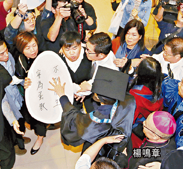 ■示威者在校舍二樓欄杆掛上「香港獨立」橫額。
■示威者在校舍二樓欄杆掛上「香港獨立」橫額。