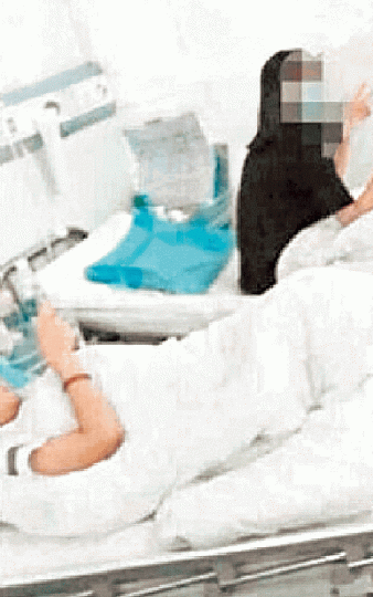 ■患肺結核的桃江四中學生入院治療。■家長為學生排隊登記抽血檢查。■校方派人(箭嘴示)監視家長,防止他們維權上訪。■桃江四中涉隱瞞學生病情。 ■患肺結核的桃江四中學生入院治療。■家長為學生排隊登記抽血檢查。■校方派人(箭嘴示)監視家長,防止他們維權上訪。■桃江四中涉隱瞞學生病情。